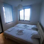Apartment Delfin Port Apartments - Prime Location & Parking & Pet Friendly Sweti Wlas
