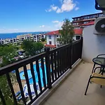 Delfin Port Apartments - Prime Location & Parking & Pet Friendly Апартаменты *