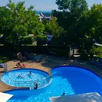 Апартаменты Delfin Port Apartments - Prime Location & Parking & Pet Friendly *