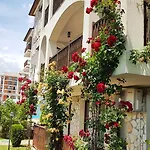 Апартаменты Delfin Port Apartments - Prime Location & Parking & Pet Friendly