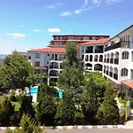 Апартаменты Delfin Port Apartments - Prime Location & Parking & Pet Friendly *