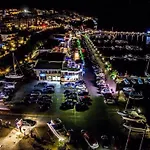 Апартаменты Delfin Port Apartments - Prime Location & Parking & Pet Friendly