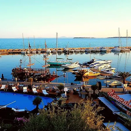 Delfin Port Apartments - Prime Location & Parking & Pet Friendly *